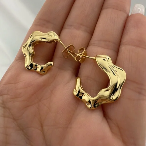 Zara 18k Gold Color Plated Wave Design Gold Hoop Earrings - Picture 9 of 9